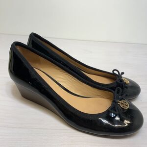 TORY BURCH/ Logo Charm Bow Patent Leather Wedge Sole Pumps Black Womens Size: 7M